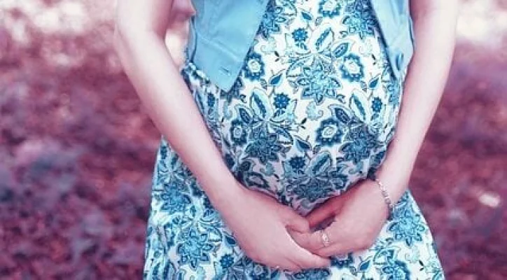 Ministerul Educaţiei: Bursele destinate reinserţiei mamelor minore rămân în cuantumul existent. Ele vor fi incluse în categoria mai largă a “burselor sociale”