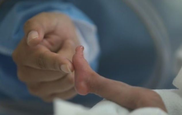 O femeie aflată în moarte cerebrală, ţinută în viaţă de legea anti-avort din SUA, a născut un bebeluş prematur de sub 1 kg, care este internat la Terapie Intensivă