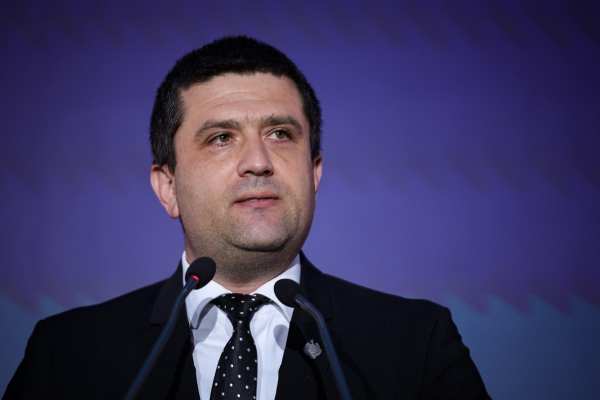 Ministrul Economiei, Radu Miruţă: Am oprit o plată de 97.000 de lei pentru nişte pliante care să promoveze turismul din România, pliante care cred că îţi creau un sentiment de repulsie, opus celui pe care trebuia să îl ai / Unde îşi face concediul
