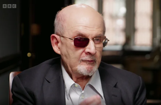 Salman Rushdie se declară mulţumit de condamnarea agresorului său la 25 de ani de închisoare