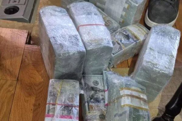 Circa un milion și jumătate de dolari găsiți de procurori într-un seif îngropat în podeaua casei lui Horațiu Potra (surse)