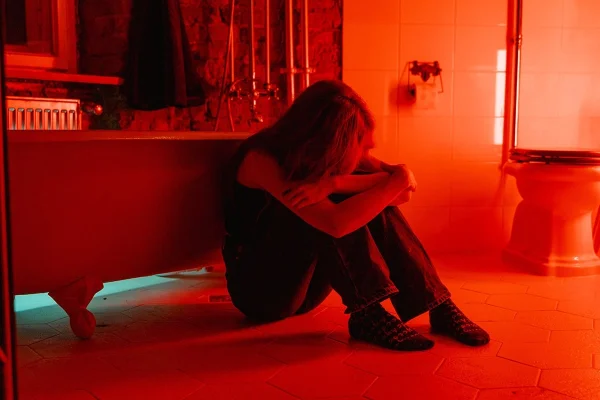 O femeie a fost exploatată şapte ani de către o familie din București: A fost forţată să se prostitueze şi să facă videochat / Era ţinută într-o anexă insalubră, lângă adăpostul unor câini şi primea mâncare o dată pe zi