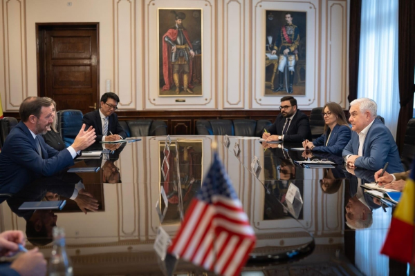 Un senator american promite că va face presiuni pentru includerea României în programul Visa Waver