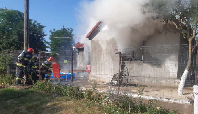 Incendiu într-o locuință din Miheșu de Câmpie, județul Mureș / O femeie a fost găsită carbonizată / Ancheta vizează suspiciuni de omor