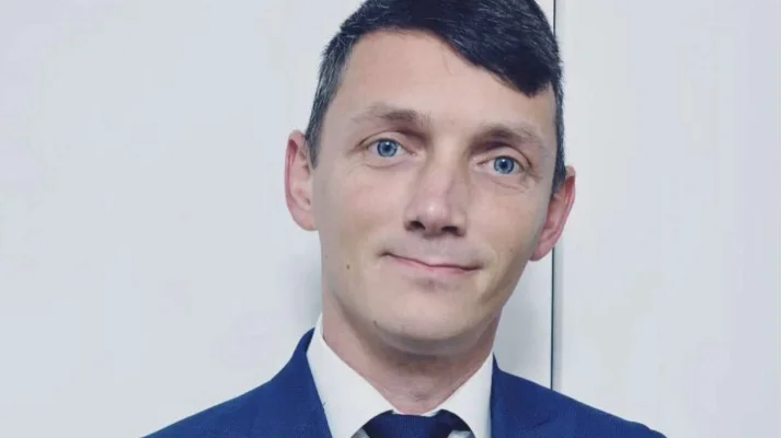 PSD l-a luat pe Ciprian Pintea, senatorul POT care s-a lăudat în CV că studiază la un site de matrimoniale. Social-democrații au „transferat” 10 parlamentari