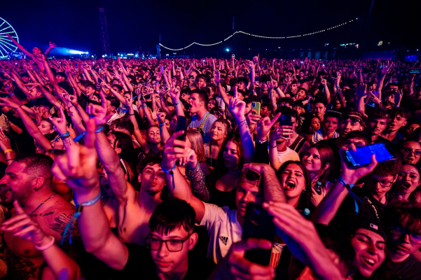 „Atenție: pentru unii va fi prima dată cand vor încerca droguri!” – mesajul unui psiholog înainte de Beach, Please! 2025