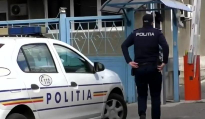 Drifturi în curtea școlii, cu mașina bunicii