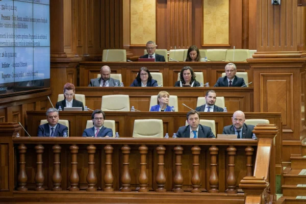 AUDIO Guvernul de la Chișinău, după acuzațiile de fraudă electorală ale lui Simion: ”Moldovenii cu cetățenie română sunt oameni liberi / Îi încurajăm pe toți să iasă la vot și să-și facă vocea auzită. Fără frică”