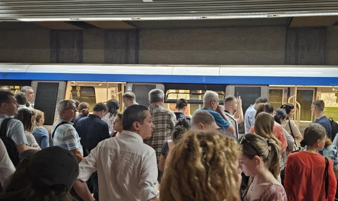 Aglomerație la oră de vârf în stația de metrou Constantin Brâncoveanu, pe ”linia corporatiștior” Berceni – Pipera/ Călătorii au fost coborâți din tren și urcați pe celălat fir