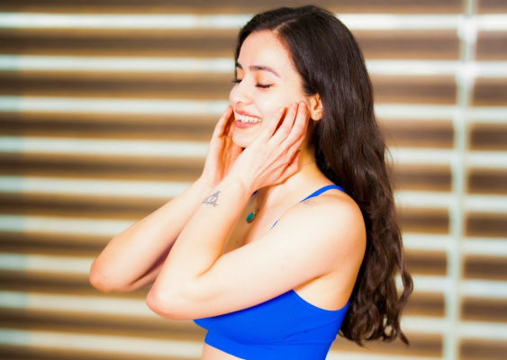 Chiar funcționează yoga facială? Experții se pronunță asupra efectelor sale de slăbire și anti-îmbătrânire