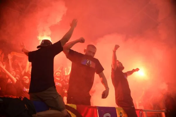 Propunere: Liber pe stadioane pentru ultrașii implicați în violențe, până la decizia finală a instanței