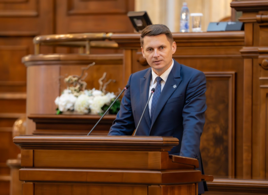 Succesorul lui Bolojan nu are milă. Taie o sumă mare de bani de la parlamentari