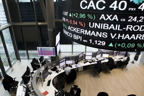 Moneda euro și bursele europene, în scădere după ce Trump a amenințat că impune tarife de 50% pentru UE