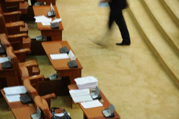 Contraatacul sindicaliștilor: Să se taie de la parlamentari