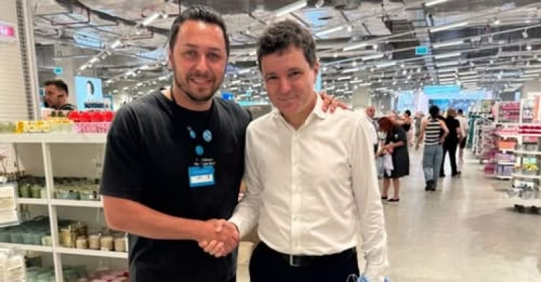Nicușor Dan, sesiune de shopping cu fiica sa Aheea într-un cunoscut magazin. Președintele a făcut o fotografie cu managerul locației