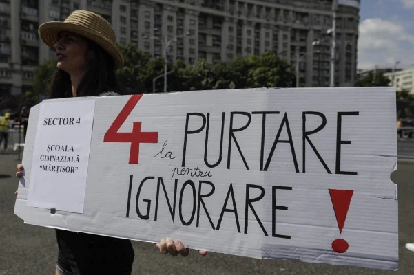 Sindicatele din Educaţie reîncep protestele pe fondul măsurilor ce se preconizează că vor fi luate împotriva cadrelor didactice pentru reducerea deficitului bugetar