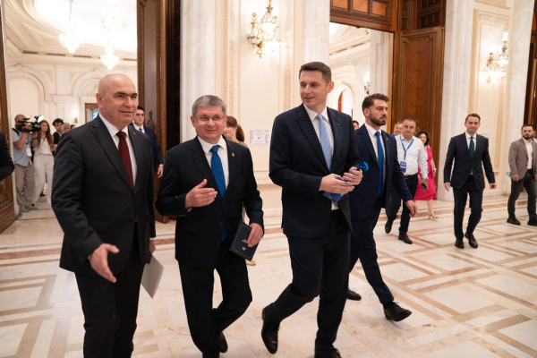 Vicepremierii Guvernului Bolojan, motiv de controversă în Parlament