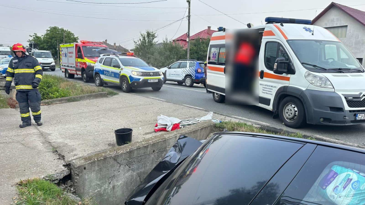FOTO. Accident în Urișor. Trei persoane, printre care o fetiță de 7 ani, au ajuns la spital