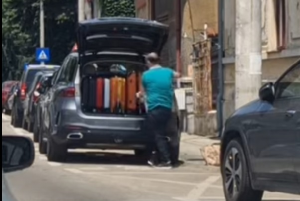„Cuvant de pesedist”: Fostul ministru de Finante, Adrian Caciu, surprins plecand in vacanta la mare cu masina de lux pe care a promis ca o va returna