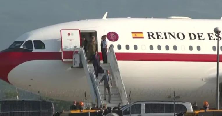 VIDEO Regele Spaniei a ajuns în România. Marţi va merge cu Nicuşor Dan în poligonul de la Cincu