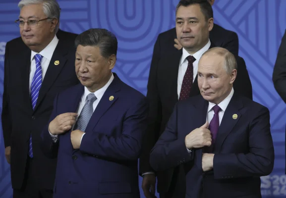 Ministrul chinez de Externe, vizită la Moscova: „Rusia și China sunt prieteni pentru totdeauna”. Ce spune despre declarațiile lui Trump
