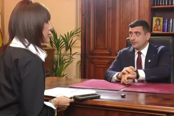 Un minut și 23 de secunde – atât a rezistat George Simion înainte să cedeze nervos la prima întrebare din interviul cu Denise Rifai. A zis că ia pauză 5 minute și nu s-a mai întors I VIDEO