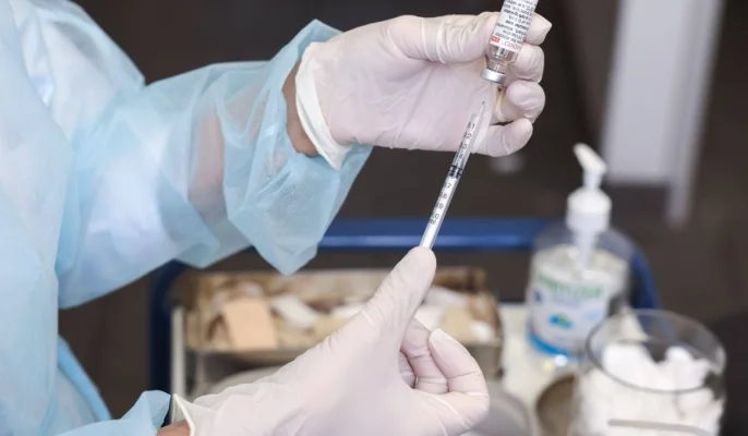 Colegiul Medicilor, reacție acidă după moțiunea AUR antivaccin HPV: „Medicina se bazează pe dovezi, nu pe presupuneri”