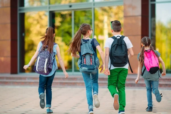 Astmul, cea mai răspândită boală cronică în rândul copiilor și adolescenților. Ce rol au expunerea redusă la microbi în copilăria timpurie, sedentarismul, stresul academic și social din adolescență și factorii de mediu