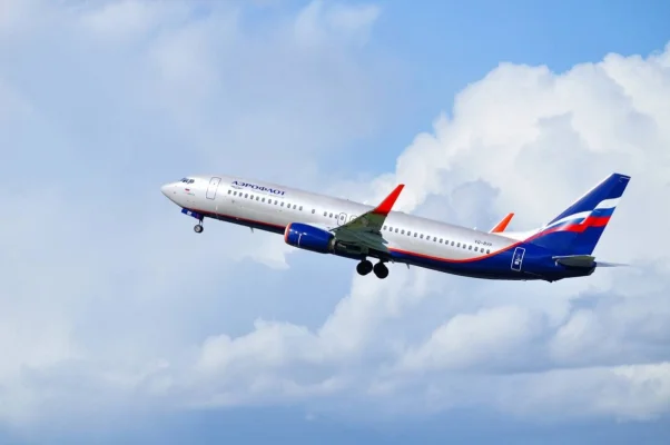 Un pasager a încercat să deschidă ușile avionului în zbor. Cursă Tokyo-Houston, deviată de urgență la Seattle