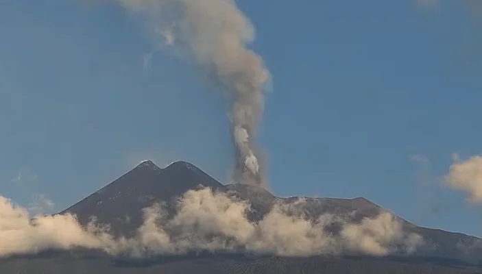 Mai multe zboruri către Bali, anulate după erupţia unui vulcan