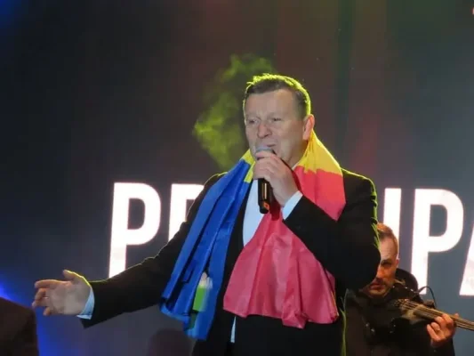 Cântăreţul de muzică populară Aurel Tămaş îndeamnă românii să voteze cu Nicuşor Dan