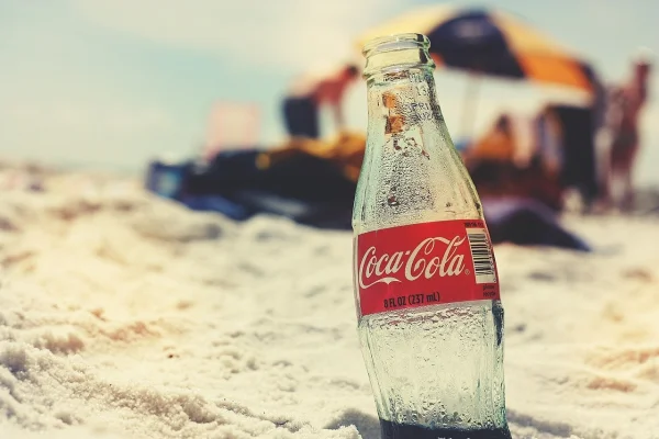 O campanie publicitară a Coca-Cola bazată pe AI a inventat o carte a unui scriitor celebru