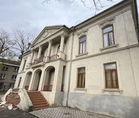 Imobilul fostului Muzeu al Teatrului, cel mai scump „depozit” din centrul Iașului | Reporter de Iași