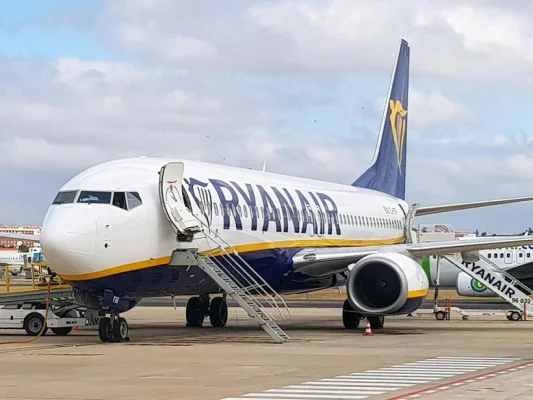 Ryanair cere însoțitorilor de zbor spanioli să restituie măririle salariale primite în 2024