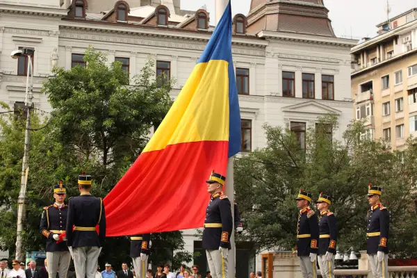 Solicitare de sancționare a academicianului E. Mihăiescu care a spus că un jandarm a călcat drapelul