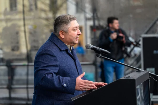 Alin Tișe îi transmite primarului Timișoarei că „digitalizarea” pe care o consideră „moment istoric în administrația din România” a fost începută de Consiliul Județean Cluj în urmă cu doi ani: „Nu i-ar strica puțină documentare. Noi deja lucrăm să implementăm un soft AI integrat”
