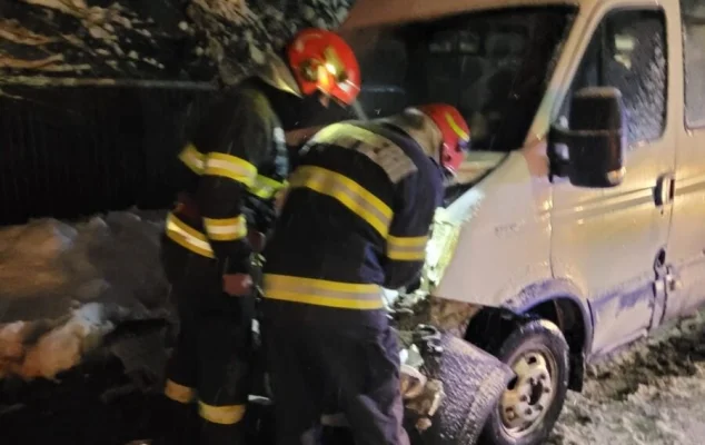 Accident cu zece victime în Botoșani, după coliziunea dintre un microbuz si un autoturism