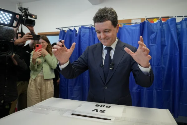 Nicușor Dan a votat în Făgăraș, orașul natal / „E important să știm de unde am plecat”