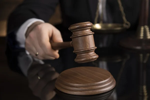 Cuplul 'de AUR', obligat să șteargă un video de pe YouTube; Un deputat PNL obține 15.000 lei despăgubiri