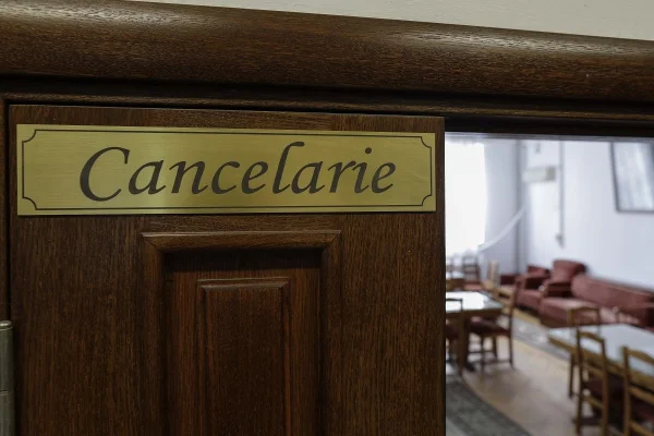Protest în faţa Primăriei Sectorului 5 faţă de tergiversarea închirierii spaţiului în care funcţionează Colegiul ”Grigore Cerchez” / Spațiul aparține Camerei de Comerț