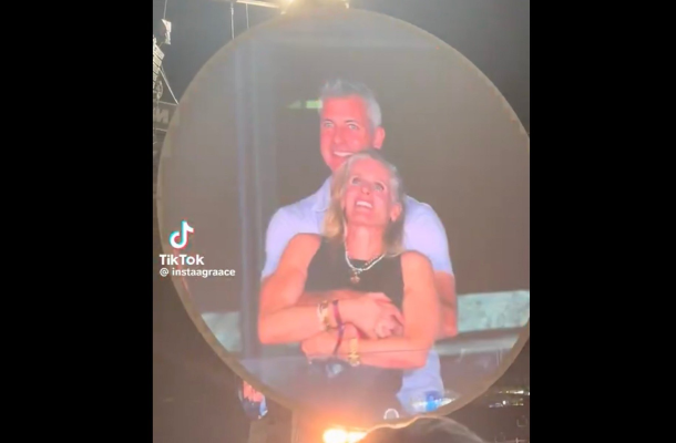 CEO unei companii AI, surprins de o “kiss cam” alături de șefa de la HR, la un concert Coldplay / Reacția lui Chris Martin: “Ori au o aventură, ori sunt doar foarte timizi”