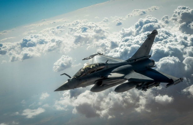 Patru persoane au fost arestate pentru că au fotografiat avioane Rafale și instalații la o bază aeriană din Grecia