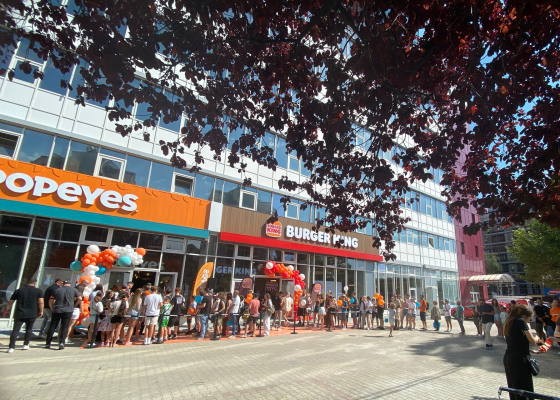 VIDEO FOTO. Cozi la sandwich-uri și burgeri GRATIS la deschiderea Popeyes și Burger King în cartierul Zorilor
