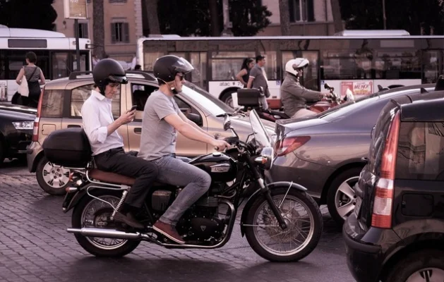ULTIMA ORĂ Schimbări pregătite pentru motocicliști și mopede: Vor putea folosi banda specială pentru autobuze și depăși legal autovehicule sau coloane. Parcare pe trotuar, cu o condiție