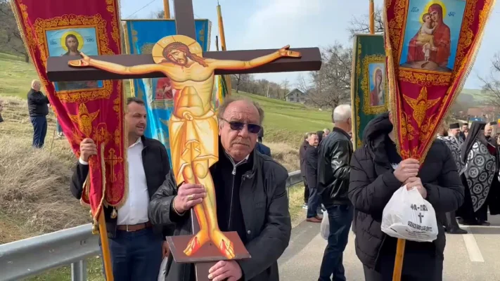La Mănăstirea Hadâmbu, lângă Iași, pelerinii au luat la pas un deal ca să parcurgă Drumul Crucii. E singurul din toată Moldova