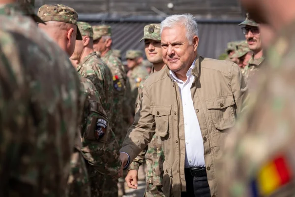 Ministrul Apărării, Angel Tîlvăr, e în vizită la militarii români din Kosovo