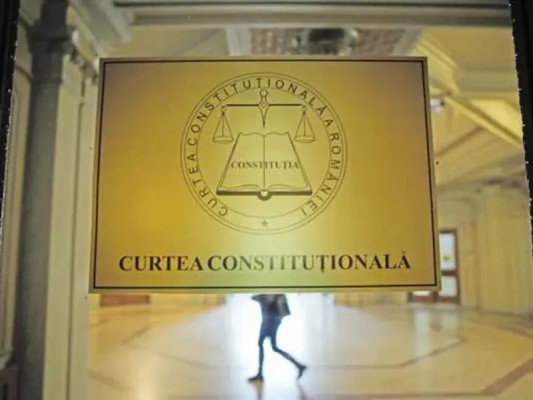 După ce moțiunea împotriva Guvernului a picat, AUR continuă show-ul. Contestă „austeritatea” la CCR
