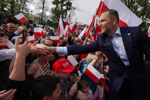 Scheletele din dulapul lui Nawrocki nu reușesc să-i afecteze șansele de a câștiga președinția Poloniei (Politico)