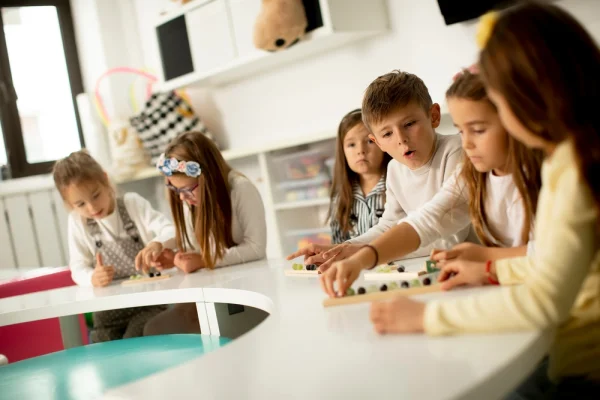 EVARS: Ce este și ce nu este programul de educația sexuală a copiilor din Franța. Care sunt legăturile cu România