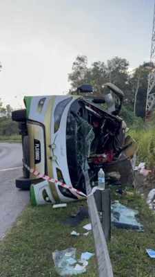 Accident cumplit cu un autocar care transporta studenți. Cel puțin 15 oameni au murit